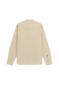 Camicia beige a maniche lunghe con taglio dritto, texture morbida, polsini con bottoni e colletto semplice. Presenta un design pulito senza fantasie.