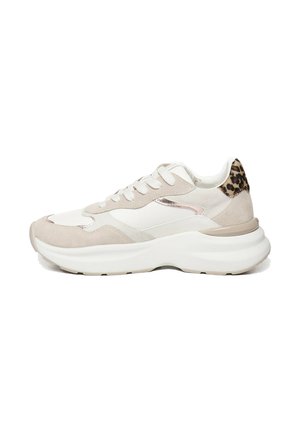 Sneaker in suede beige e rete bianca con un accento a stampa leopardata sul tallone, caratterizzata da una suola in gomma bianca chunky e cuciture a contrasto.