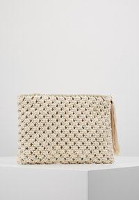 Wpleciona beżowa torebka kopertowa z teksturowanym, geometrycznym wzorem, zamknięciem na zamek oraz akcentem w postaci frędzla po boku.