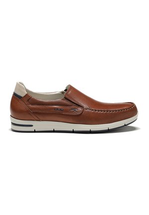 Zapatos marrones de piel sin cordones con detalles perforados, acentos de costura y una suela de goma blanca con una franja negra.