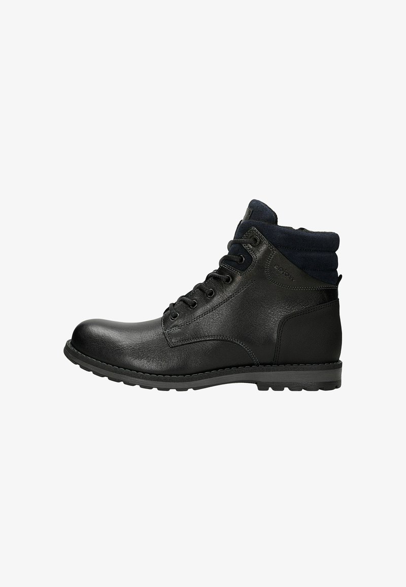 Stivaletto in pelle nera con finitura texturizzata, collare in tessuto blu, punta rotonda e sei coppie di occhielli per i lacci. Suola in gomma con grip.