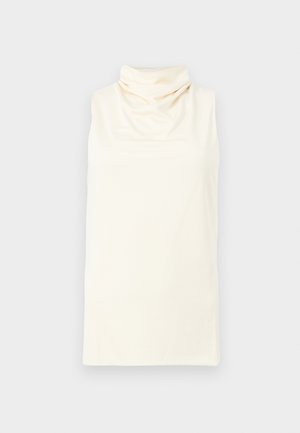 Haut sans manches de couleur crème avec un col montant doux et haut de type col roulé, et une silhouette lisse et ajustée.