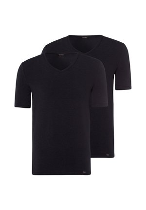 Zwei schlichte schwarze Kurzarm-V-Ausschnitt-T-Shirts, übereinander gestapelt, wobei eines leicht hinter dem anderen liegt, vor weißem Hintergrund.