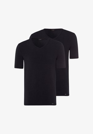 Zwei schlichte schwarze Kurzarm-V-Ausschnitt-T-Shirts, übereinander gestapelt, wobei eines leicht hinter dem anderen liegt, vor weißem Hintergrund.