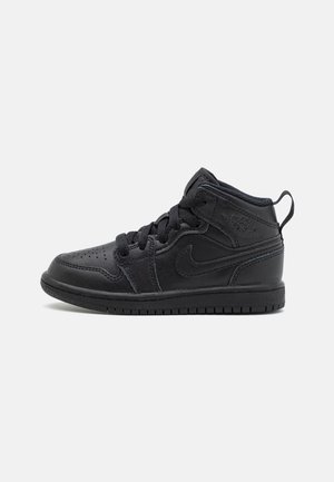 Zapatilla alta de cuero negra con cordones, logo Nike swoosh, cuello acolchado y suela texturizada sobre un fondo claro y liso.