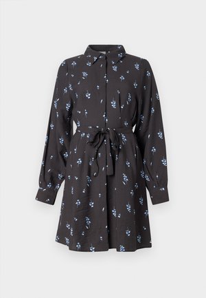 Rochie neagră cu mâneci lungi, modele florale în nuanțe de albastru, închidere cu butoane pe față și o curea la talie. Material texturat cu o croială lejeră.