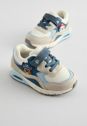 Sneaker in einem blau-beige-weißen Farbschema; verfügt über Wildleder- und Mesh-Texturen, einen Klettverschlussriemen und ein Akzent-Design mit einer Cartoonfigur.