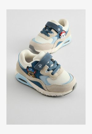 Sneakers met een blauw, beige en witte kleurenschema; voorzien van suède en mesh texturen, een klittenbandsluiting en een accent van een cartoonfiguur.