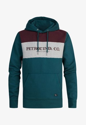 Kapucňová mikina v odtieňoch teal, burgundy a šedej. Má predné vrecko, šnúrky a potlačené logo na hrudníku. Materiál z bavlnenej zmesi.