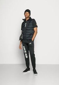 Nike Sportswear AIR PANT - Calças de fato de treino - black/light bone