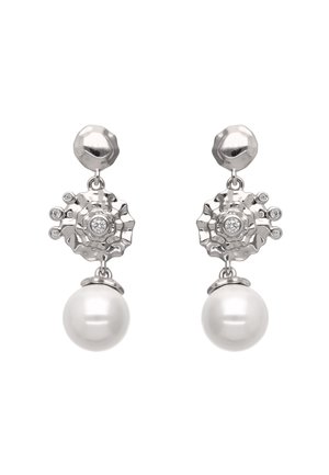 Srebrne kolczyki z fakturowanym okrągłym szczytem, ozdobione małymi kamieniami oraz gładką białą perłą na końcu.