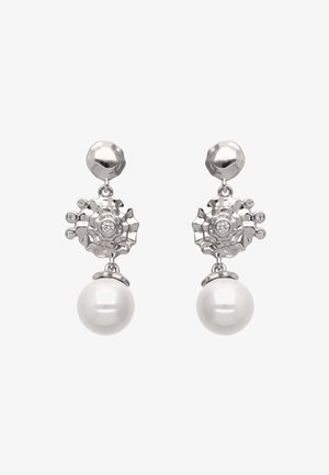 Cercei din argint cu un vârf circular texturat, împodobit cu pietre mici și cu un pandantiv de perlă albă netedă în partea de jos.