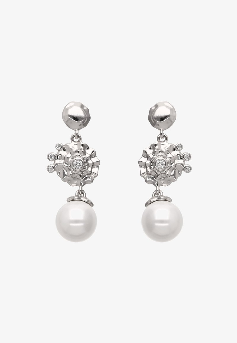 Boucles d'oreilles en argent avec un sommet circulaire texturé, orné de petites pierres, et une goutte de perle blanche lisse au bas.