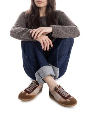 Zapatillas deportivas de ante marrón y beige con un acento de estampado de leopardo, puntera redonda y suela de goma plana. Cordones en colores suaves y detalle del logo en el lateral.