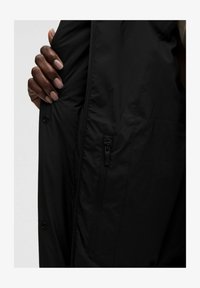 Seleccionado, black