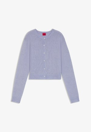 Cardigan corto de color púrpura claro hecho de tejido de punto suave, con cuello redondo, mangas largas completas y cierre de botones en la parte delantera.