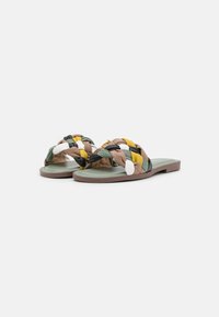 Sandalias deslizantes tejidas con una parte superior multicolor en marrón, verde, amarillo, negro y blanco. Plantilla suave con una suela plana de color marrón claro.