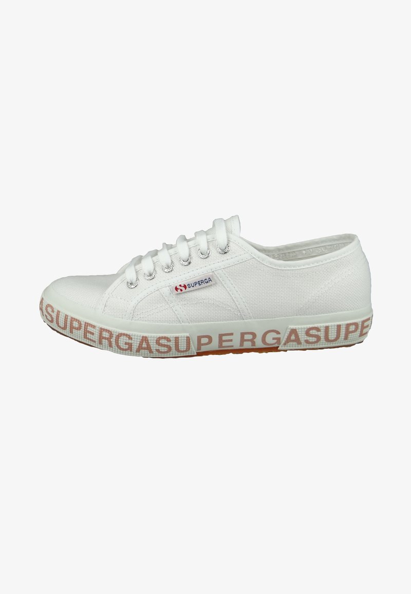 Białe płócienne trampki z gumową podeszwą, z czerwonym logo "SUPERGA" po boku, teksturowaną powierzchnią, okrągłym noskiem i sześcioma oczkami.