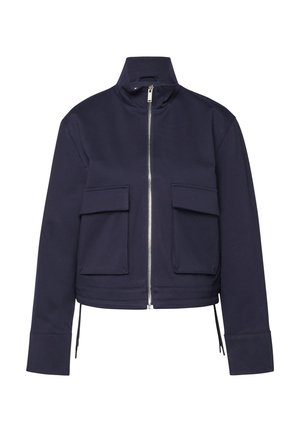 Veste zippée bleu marine avec col montant, deux poches avant à rabat, manches longues et cordons de serrage réglables à l’ourlet.