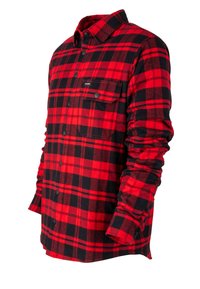 Camisa de franela a cuadros en rojo y negro con botones en el frente, mangas largas y un bolsillo en el pecho. La tela tiene una textura suave y una apariencia cálida.