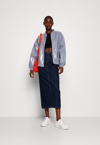 ONLY Tall ONLSOPHIE MIDI BACK SLIT SKIRT - Krilo iz džinsa - dark blue denim