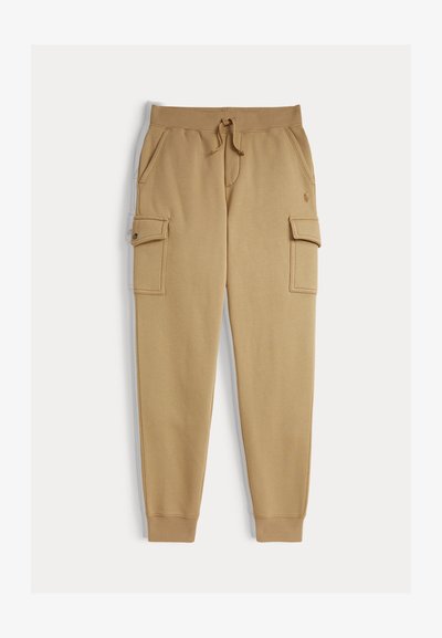 Calças de moletão cáqui com cintura elástica e cordão. Apresenta bolsos laterais e bolsos cargo com aba. Tecido suave e pernas ajustadas.