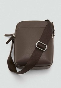Borsa in finta pelle marrone con forma rettangolare, chiusura con zip e tracolla regolabile marrone fissata da una fibbia argento.