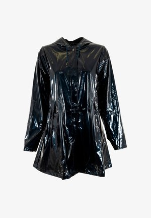 Črn sijoč dežni plašč s kapuco, sprednjo zaporo na gumbke in vrvico za prilagajanje. Ima dolge rokave in ohlapen, tekoč silhueto.