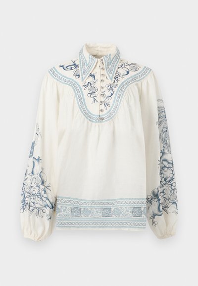 Λευκό μπλούζα με μακριά μανίκια και ανοικτό γαλάζιο κεντημένο σχέδιο με λουλούδια στο γιακά, το στήθος, τα μανίκια και το τελείωμα, με μυτερό γιακά και κουμπιά μπροστά.