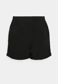 Czarne szorty wykonane z miękkiego materiału, z elastycznym paskiem w talii, plisami i wykończeniem z delikatnym podwinięciem.