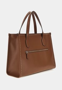 Borsa tote in pelle marrone con doppie maniglie, tasca esterna con zip e cuciture a contrasto. Forma rettangolare, texture liscia.