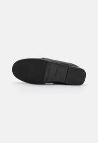 Semelle de chaussure noire avec l'avant texturé, talon lisse et taille "37" marquée au centre, présentée sur fond blanc.