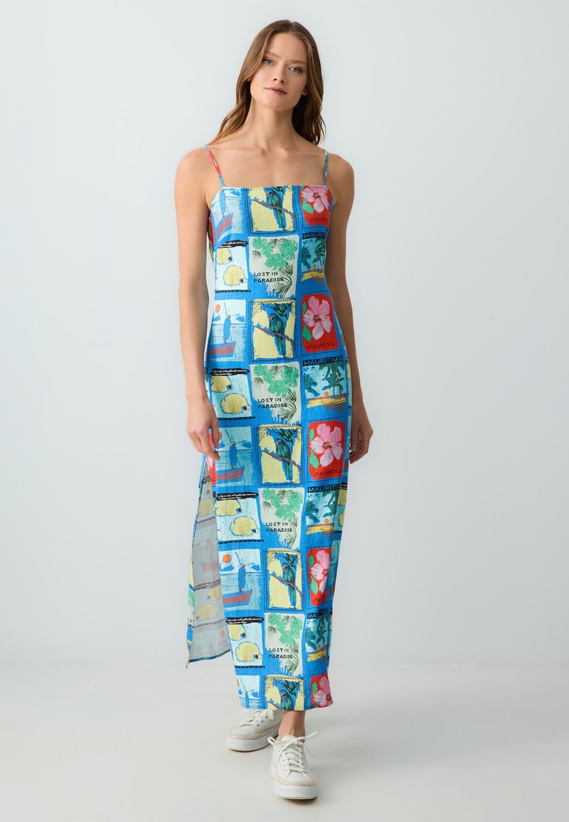 Maxikleid aus leichtem Stoff mit einem mehrfarbigen Stempelprint, dünnen Trägern und einem seitlichen Schlitz. Akzentuiert mit einem blauen Hintergrund.