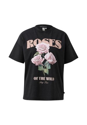 Czarna bawełniana koszulka z nadrukiem różowych róż i tekstem "ROSES OF THE WILD, Stay True" w stylizowanej, postarzanej czcionce. Krótkie rękawy.