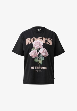 Czarna bawełniana koszulka z nadrukiem różowych róż i tekstem "ROSES OF THE WILD, Stay True" w stylizowanej, postarzanej czcionce. Krótkie rękawy.