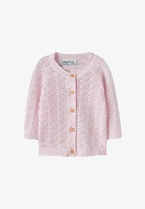 Cardigan bébé tricoté rose clair à manches longues, avec boutons en bois et motif en dentelle texturé, taille 56 (1-2 mois).