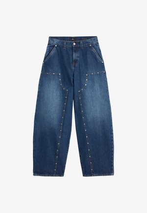 Jeans in denim a gamba larga di colore blu scuro con un design sbiadito. Presentano diverse tasche e dettagli in metallo sui lati. Stile classico a cinque tasche.