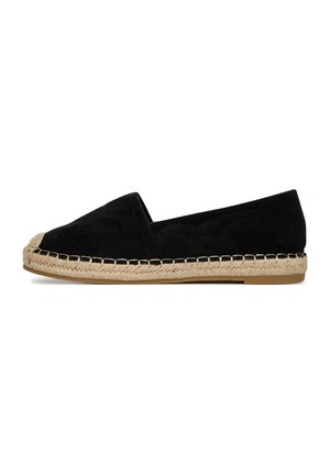 Schwarze Wildleder-Espadrille mit abgerundetem Zehenbereich, natürlicher Jutesohle und kontrastierendem Stich entlang der Kante. Einfaches, zum Hineinschlüpfen geeignetes Design.