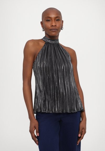 Melnas plisētas halter-stila blūze ar elegantu, met�ālisku spīdumu. Tam ir šauras siksnas un brīvi plūstoša silueta, kas eleganti iekrāso.