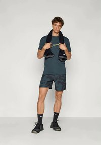 Nike Performance TEE - Spordi T-särk - seaweed/lemon twist