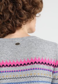 Grauer Strickpullover mit mehrfarbigen geometrischen Mustern; verfügt über rosa, schwarze, blaue und gelbe Streifen; Etikett am hinteren Kragen.