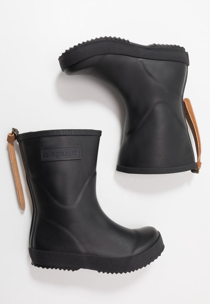 Des bottes de pluie noires en caoutchouc présentent une semelle texturée, un corps lisse et une sangle en cuir. Elles ont un design simple et arrondi avec un logo.