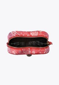 Czerwony worek na zamek błyskawiczny z ozdobnymi różowymi i białymi wzorami. Gładka powierzchnia z akcentami z cyrkonii oraz czarnym teksturowanym wnętrzem.