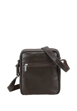 Sac bandoulière en cuir brun foncé avec poche avant zippée et sangle d'épaule réglable, forme carrée, texture lisse.