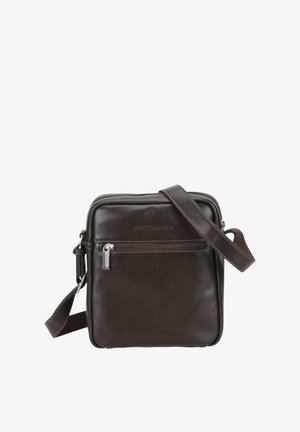 Sac bandoulière en cuir brun foncé avec poche avant zippée et sangle d'épaule réglable, forme carrée, texture lisse.