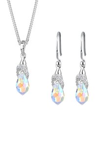Silberfarbener Schmuckset bestehend aus einer Anhänger-Neklace und Ohrhängern. Jedes Stück hat einen prismatischen Kristallanhänger mit aufwändigen Details.