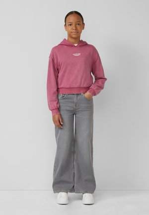 Baumwollmischung, rosafarbener, verkürzter Hoodie mit Frontlogo, kombiniert mit grauen, weit geschnittenen Jeans und weißen Sneakers. Weiche Textur, lässige Passform.