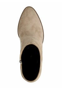 Beige Wildleder-Boots bis zum Knöchel mit spitzer Zehenform, seitlichem Reißverschluss und kontrastierenden Nähten entlang der Kante. Glatte Textur; minimalistisches Design.