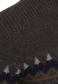 Donkerbruin gebreid vest met een patroonrand met blauw, grijs en bruine kleuraccenten; geribbelde textuur op de kraag en schouders.