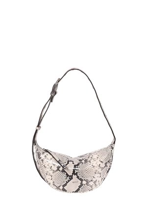 Hobo-Tasche mit geschwungenem Design, gefertigt aus Kunstleder im Schlangenleder-Look in Grautönen und Weiß, ausgestattet mit einem dünnen Schulterriemen und einem Reißverschluss.